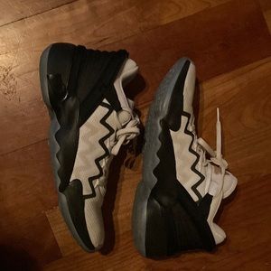 Bounce issue #2 basketball ball shoes. Size 9.5 in woman’s size 8 in mens.